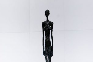 【ジャコメッティ展】アルベルト・ジャコメッティの作品意図やその人生 ~細長くて不思議な作品を生む、20世紀を代表する情熱の彫刻家~